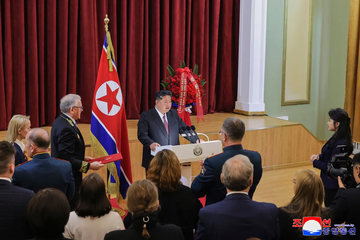 Chủ tịch Kim Jong-un thăm Đại sứ quán Nga, tái khẳng định quan hệ chiến lược với Moscow - Ảnh 1.