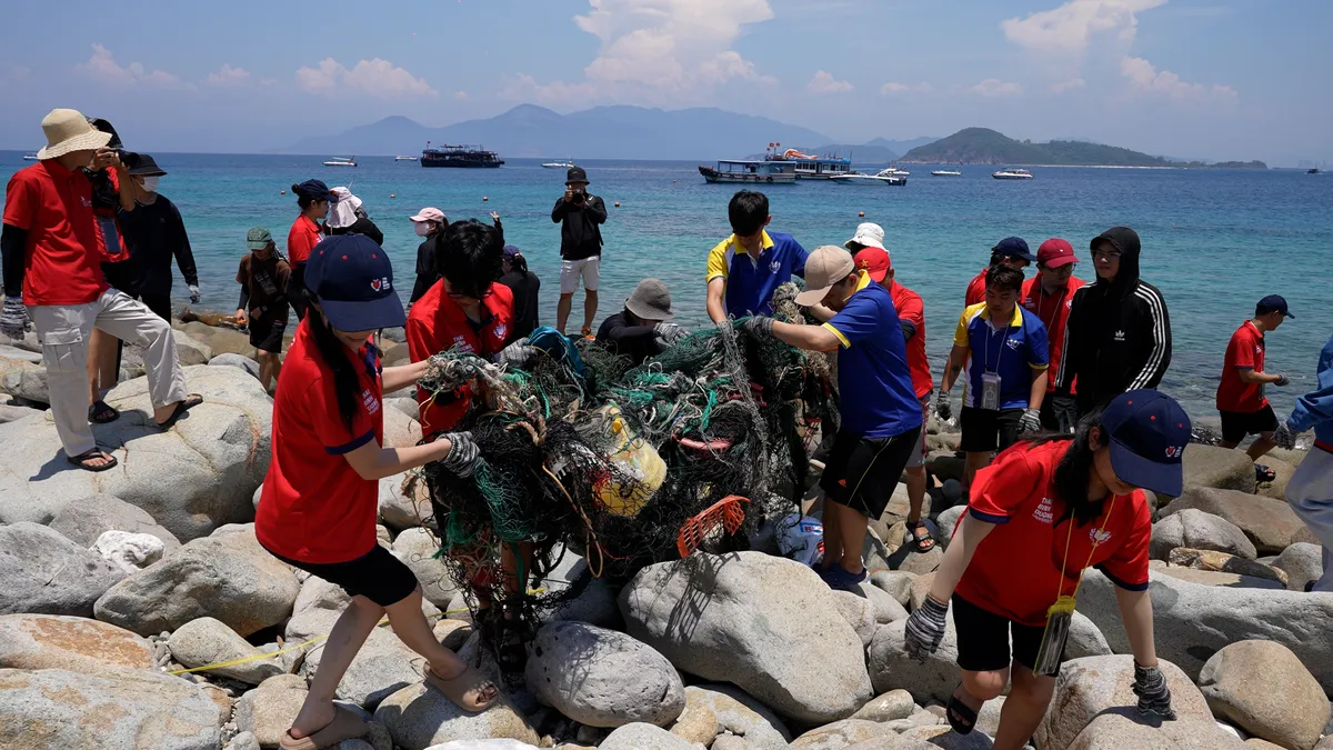 Nha Trang: Tuổi trẻ xung kích vì Vịnh biển xanh – Thả cá, nhặt rác, lan tỏa ý thức - Ảnh 3.