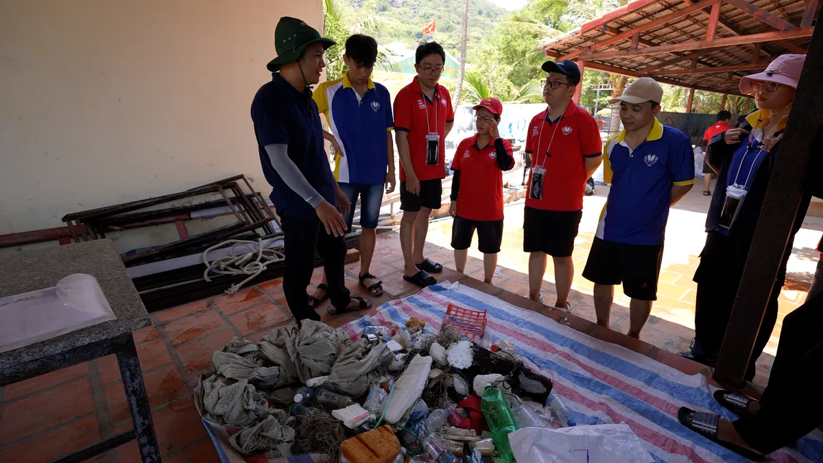 Nha Trang: Tuổi trẻ xung kích vì Vịnh biển xanh – Thả cá, nhặt rác, lan tỏa ý thức - Ảnh 6.