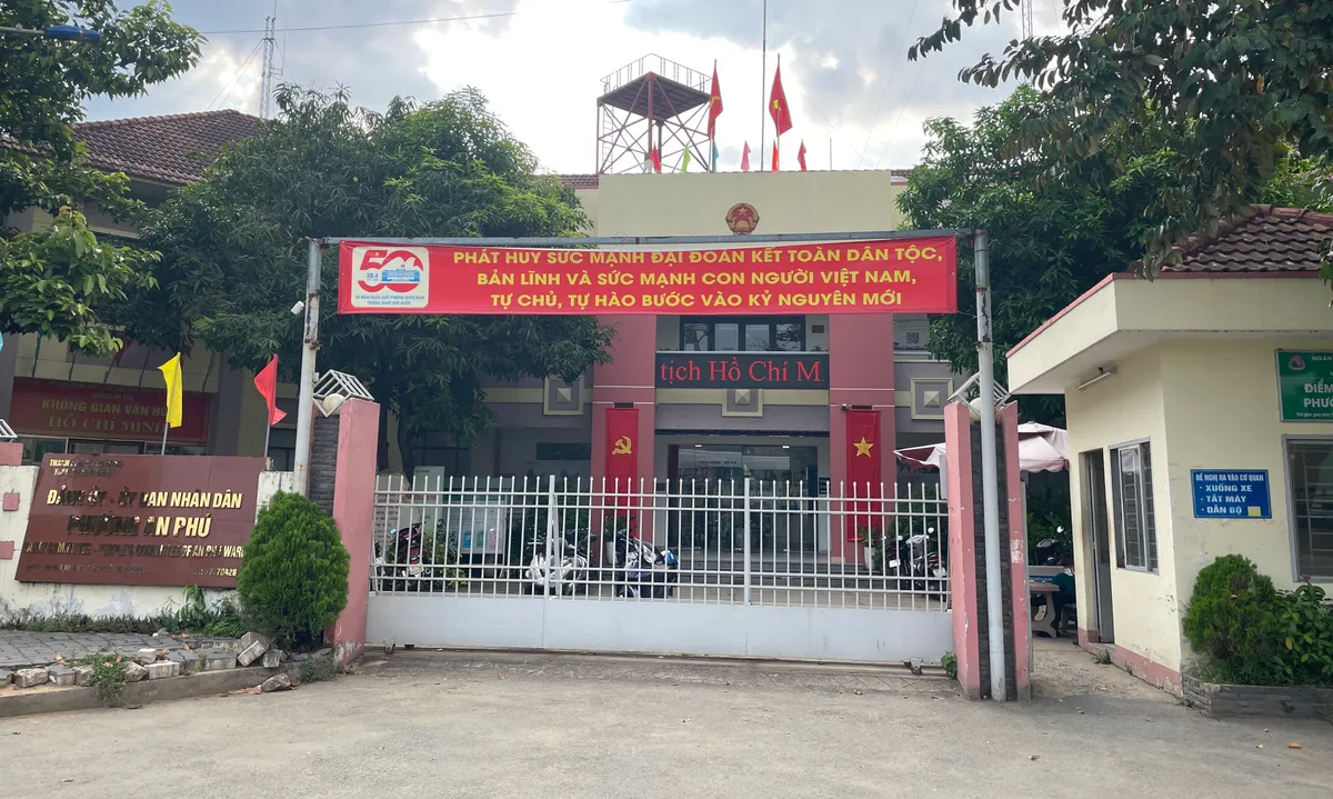 Sân bóng hoạt động trái phép, barie đường tự mở đã được tháo dỡ - Ảnh 1.