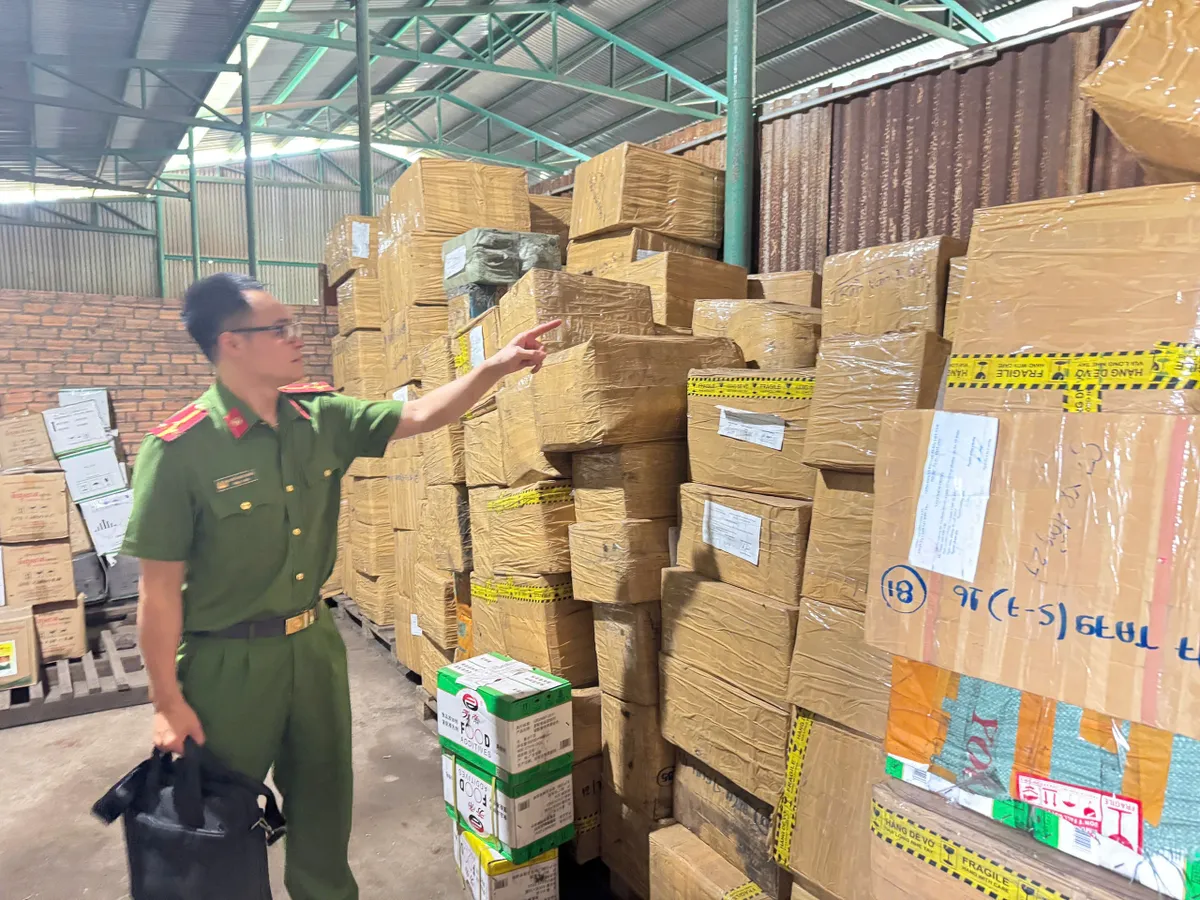 Hai đối tượng buôn lậu thuốc làm chín sầu riêng với tổng số tiền gần 100 tỷ đồng - Ảnh 1.
