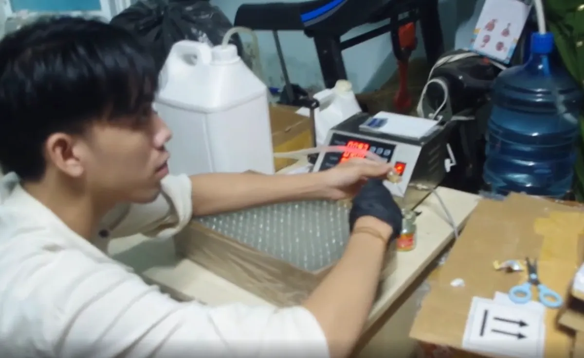 Phá đường dây chiết nước hoa Made in Dubai bằng xi lanh, trộn bằng máy đánh trứng - Ảnh 2.