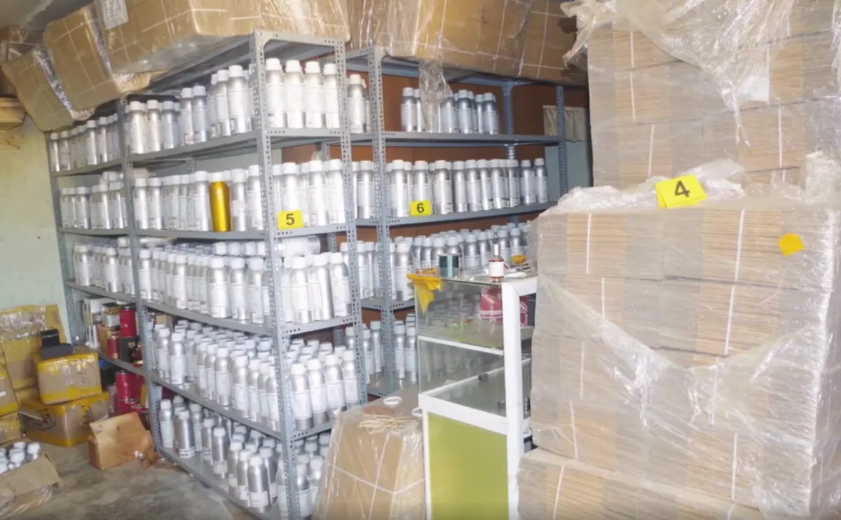 Phá đường dây chiết nước hoa Made in Dubai bằng xi lanh, trộn bằng máy đánh trứng - Ảnh 3.
