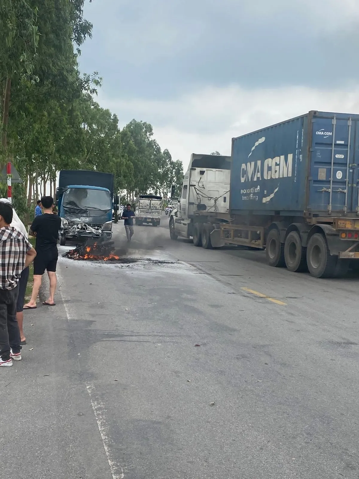 Xe máy bốc cháy sau va chạm với ô tô, 1 người tử vong - Ảnh 1.