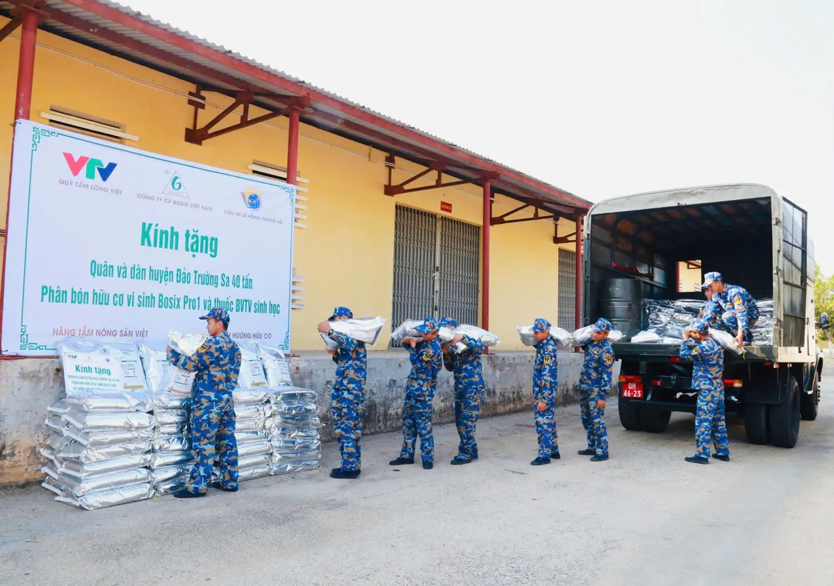 Góp sức cho màu xanh biển đảo: Vùng 4 Hải quân nhận phân bón từ Quỹ Tấm Lòng Việt VTV và các nhà tài trợ - Ảnh 3.