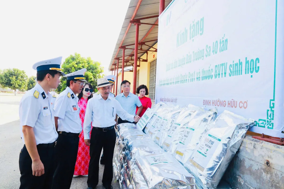 Góp sức cho màu xanh biển đảo: Vùng 4 Hải quân nhận phân bón từ Quỹ Tấm Lòng Việt VTV và các nhà tài trợ - Ảnh 2.
