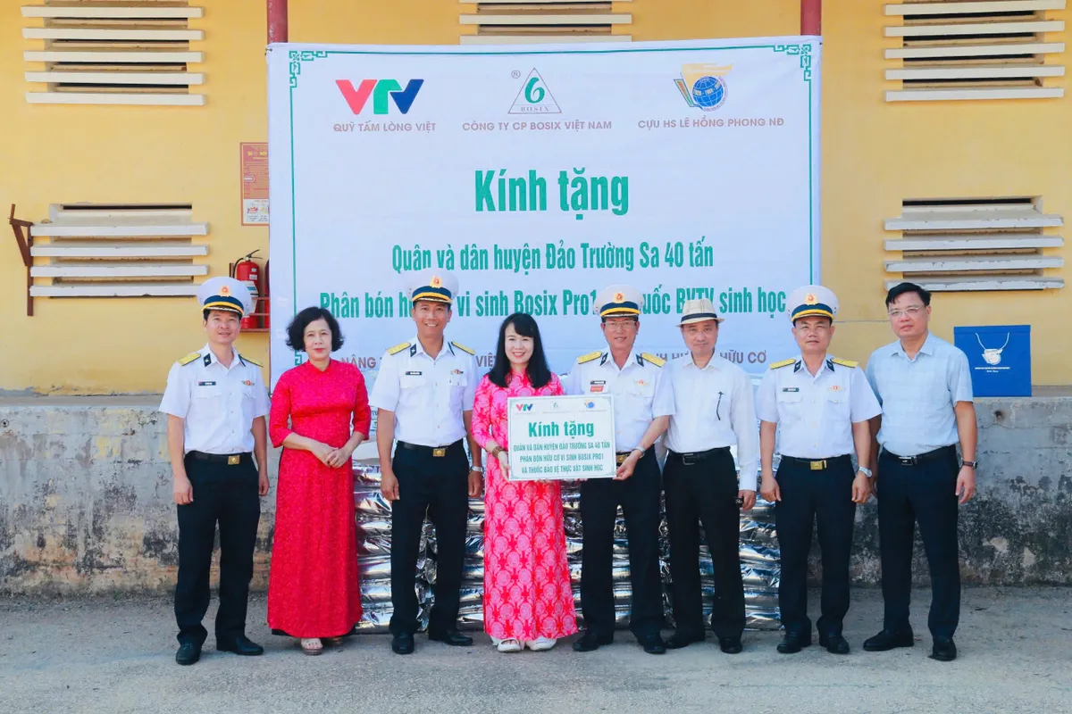 Góp sức cho màu xanh biển đảo: Vùng 4 Hải quân nhận phân bón từ Quỹ Tấm Lòng Việt VTV và các nhà tài trợ - Ảnh 1.