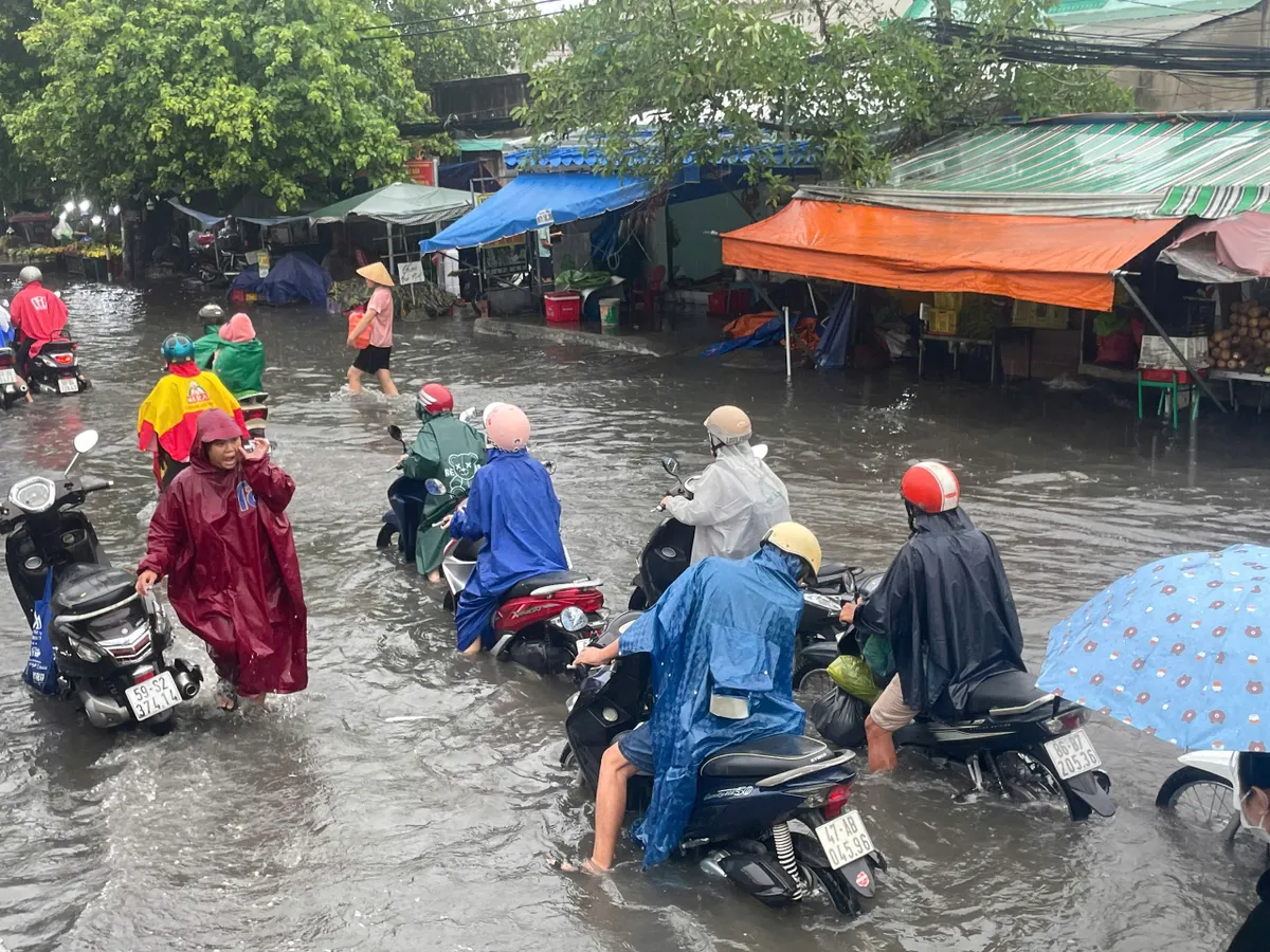 Mưa lớn sáng 10/5, nhiều tuyến đường TP Hồ Chí Minh ngập nặng - Ảnh 5.