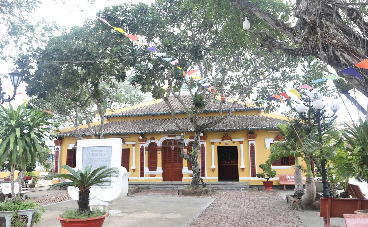 Không gian kiến trúc của đình Bình Thủy (Cần Thơ) trên tem bưu chính - Ảnh 1.