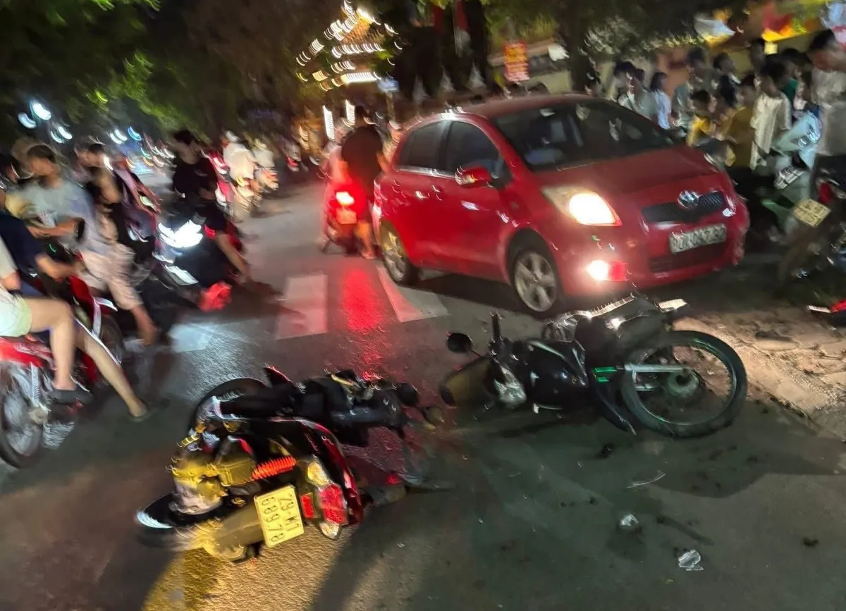 Ô tô tông liên hoàn 6 xe máy ở Hà Nội, tài xế nghi say xỉn  - Ảnh 1.