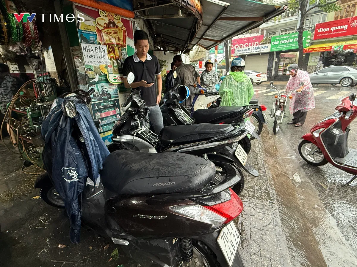 Xe chết máy la liệt, người dân vật lộn trong cơn mưa lớn ở TP Hồ Chí Minh - Ảnh 1.