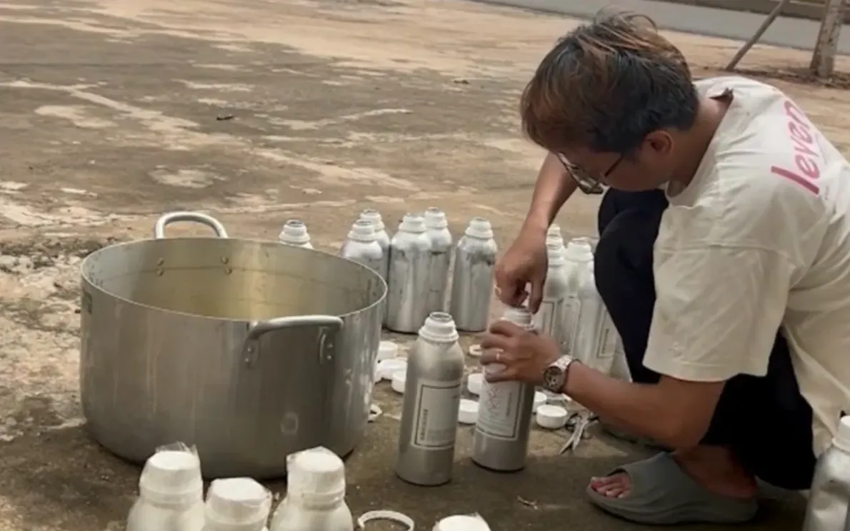 Phá đường dây chiết nước hoa ''Made in Dubai'' bằng xi lanh, trộn bằng máy đánh trứng Phá đường dây chiết nước hoa ''Made in Dubai'' bằng xi lanh, trộn bằng máy đánh trứng