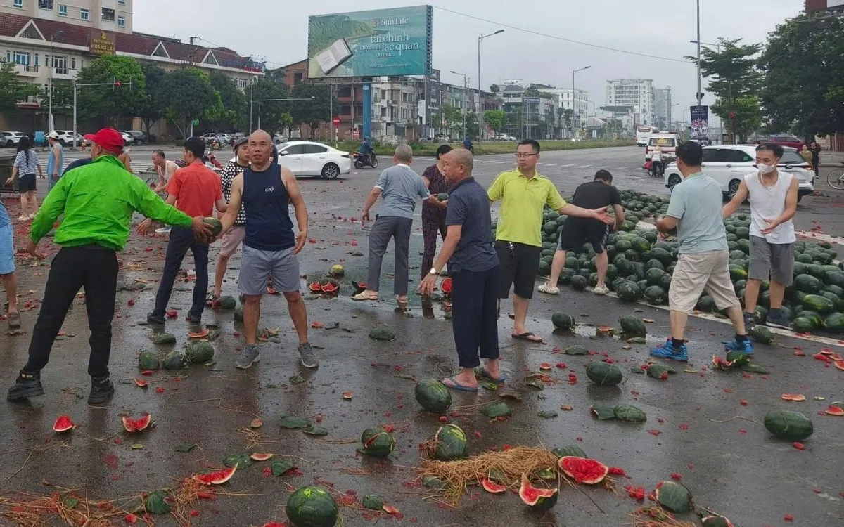 Nghệ An: Người dân giúp tài xế thu gom dưa hấu sau tai nạn - Ảnh 1.