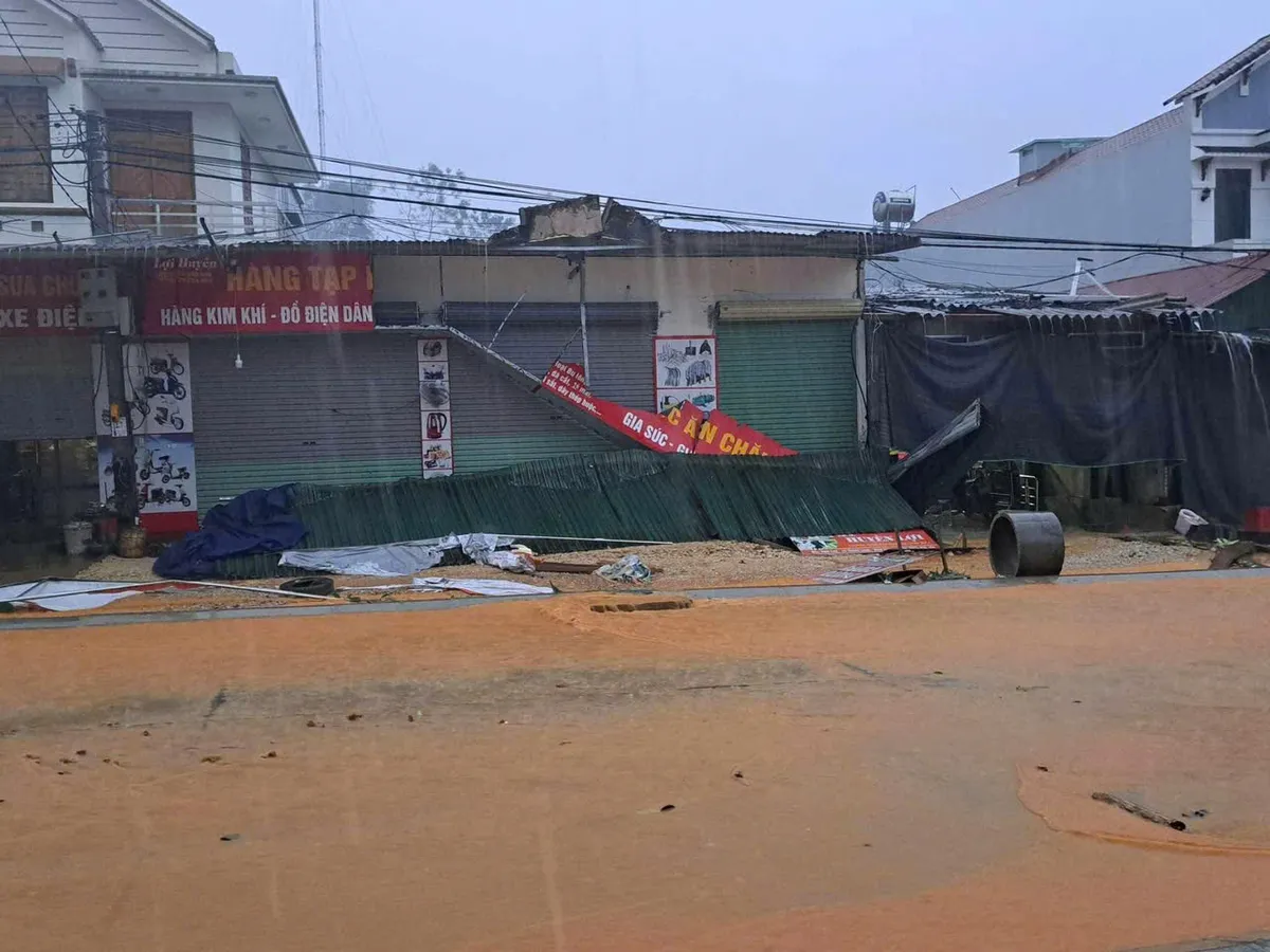Tuyên Quang: Hơn 40 nhà dân bị sập, tốc mái do dông lốc mạnh - Ảnh 1.