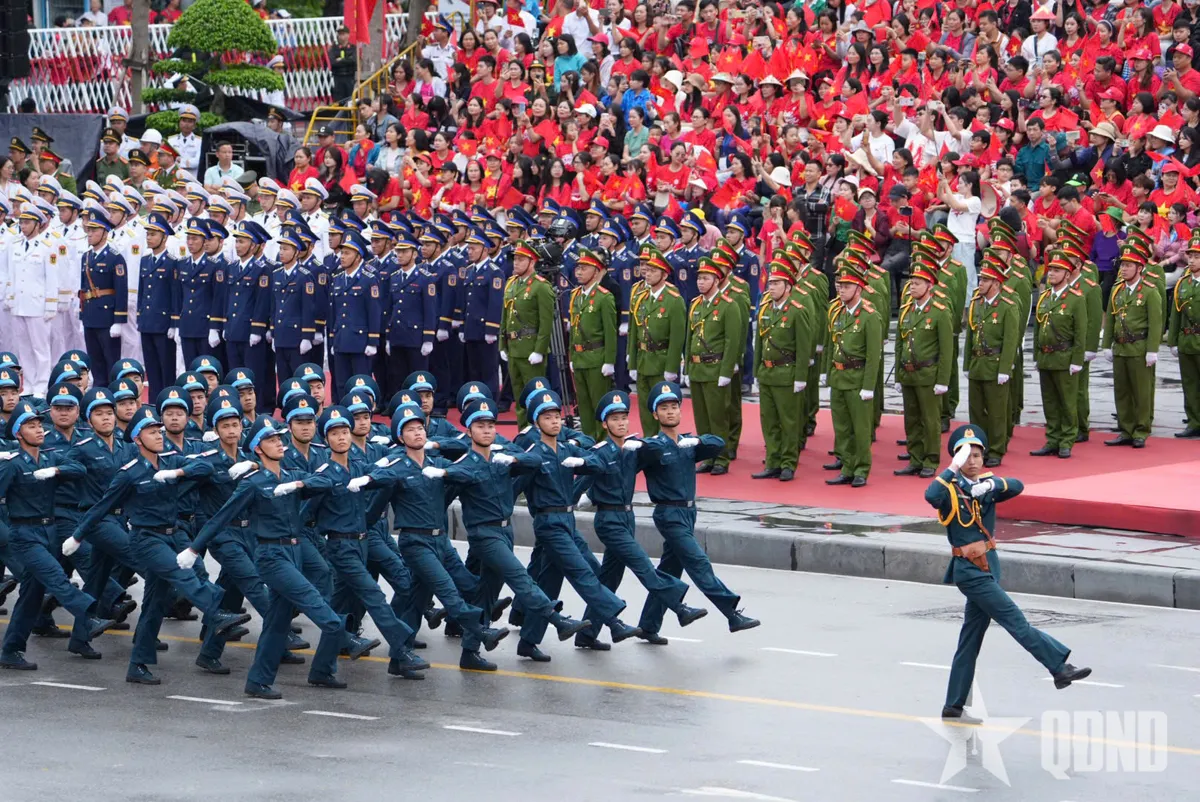 Duyệt đội ngũ, diễu hành quần chúng chào mừng kỷ niệm 70 năm Ngày giải phóng Hải Phòng - Ảnh 3.