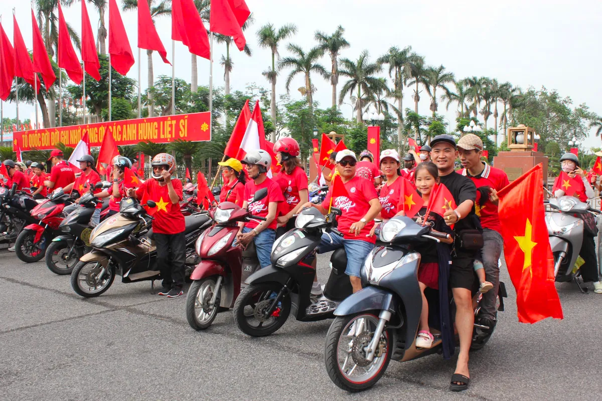 Người dân Hải Phòng xuống đường mừng kỷ niệm 70 năm Ngày giải phóng thành phố - Ảnh 4.