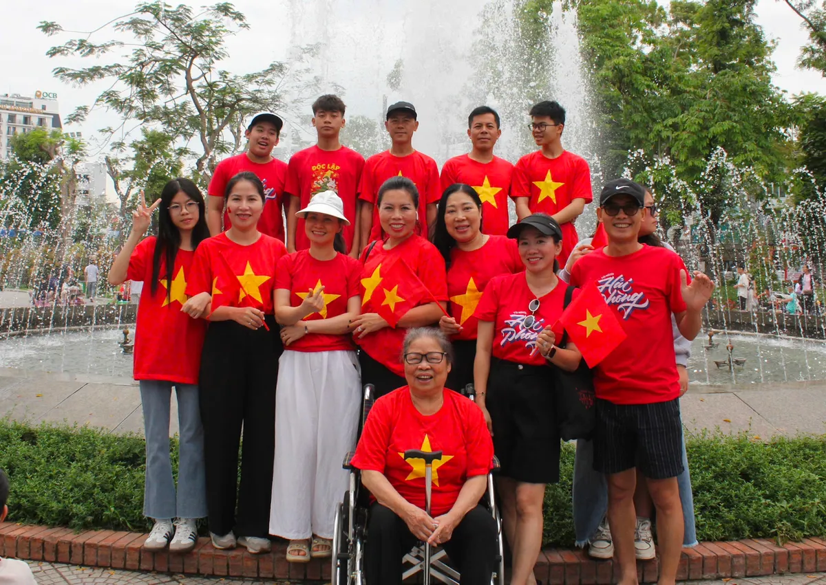 Người dân Hải Phòng xuống đường mừng kỷ niệm 70 năm Ngày giải phóng thành phố - Ảnh 3.