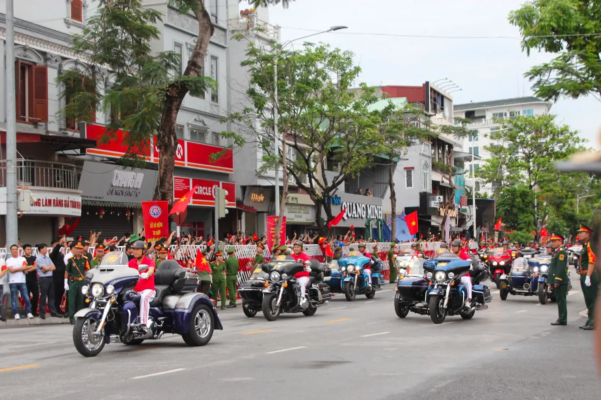 Người dân Hải Phòng xuống đường mừng kỷ niệm 70 năm Ngày giải phóng thành phố - Ảnh 2.