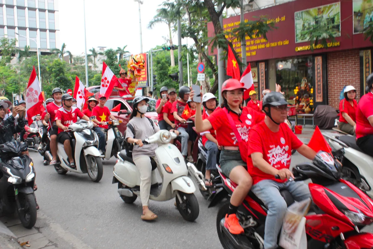 Người dân Hải Phòng xuống đường mừng kỷ niệm 70 năm Ngày giải phóng thành phố - Ảnh 5.