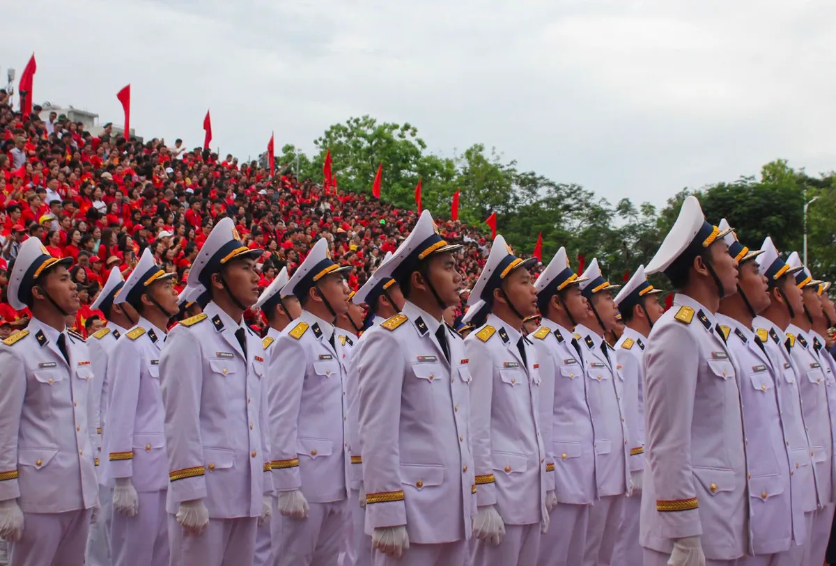 Người dân Hải Phòng xuống đường mừng kỷ niệm 70 năm Ngày giải phóng thành phố - Ảnh 1.