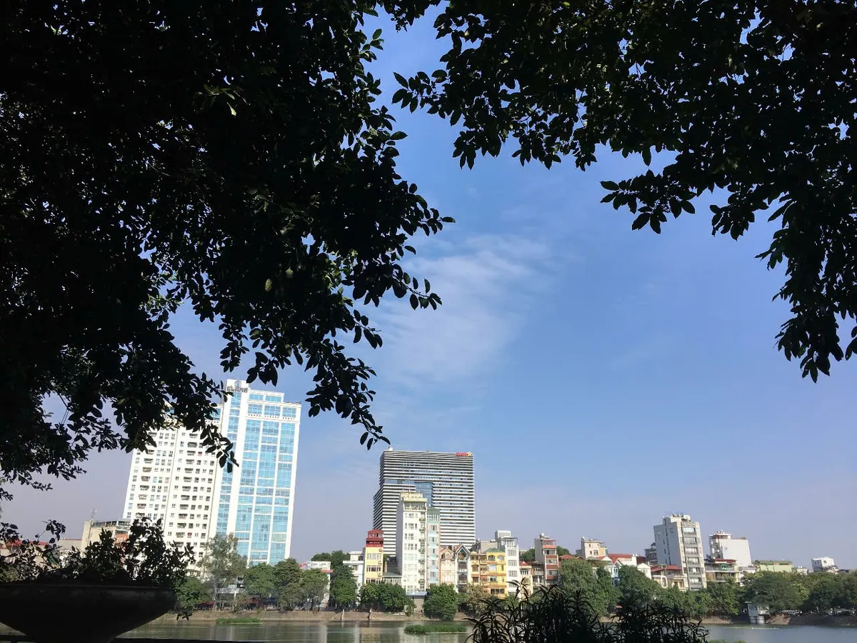 Hiếm hoi có ngày chất lượng không khí tốt trên toàn thành phố Hà Nội - Ảnh 1.