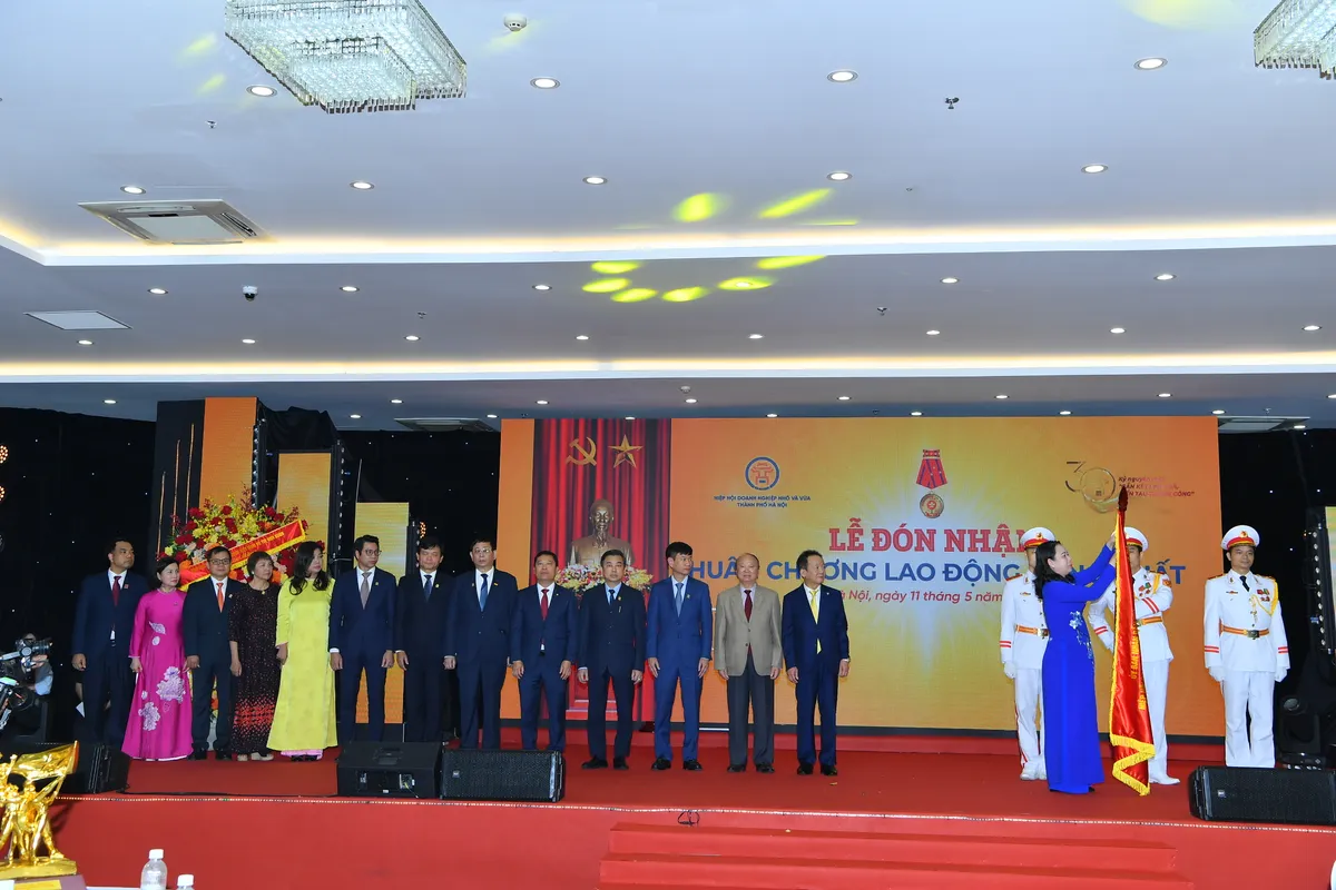 Hiệp hội Doanh nghiệp nhỏ và vừa TP Hà Nội đón nhận Huân chương Lao động hạng Nhất - Ảnh 1.