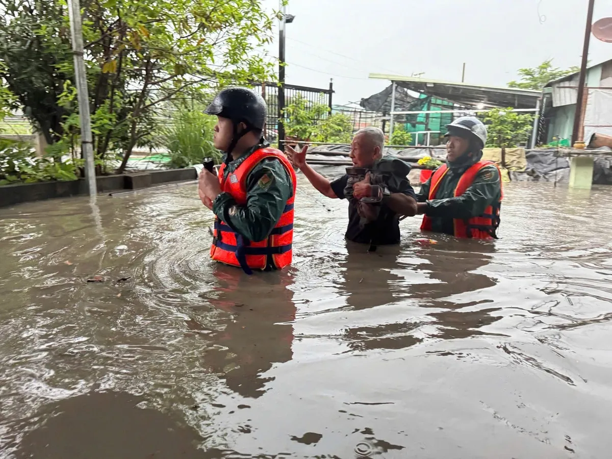 Bình Dương: Mưa lớn gây sập tường rào công ty, trụ điện gãy đổ - Ảnh 1.