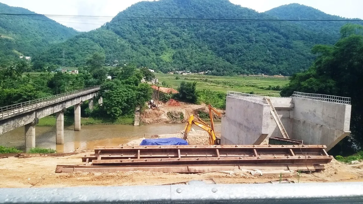 Nghệ An khẩn trương xử lý các dự án đầu tư công trước khi bỏ cấp huyện - Ảnh 1.