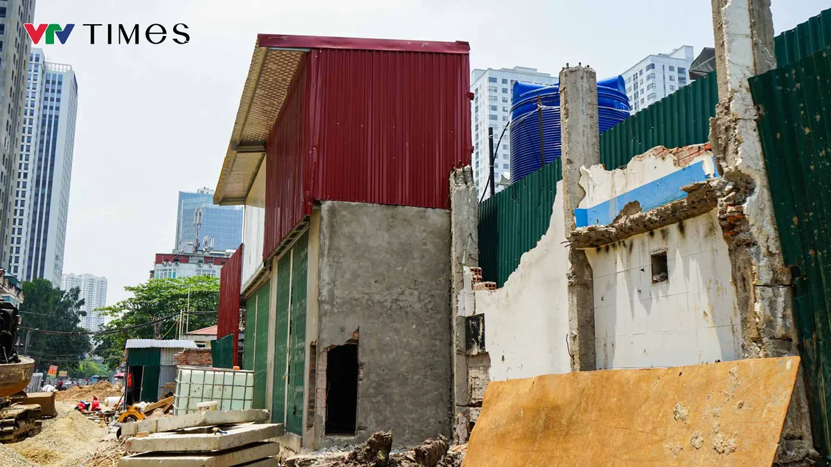 Cận cảnh loạt nhà siêu mỏng xuất hiện tại dự án mở rộng đường Nguyễn Tuân - Ảnh 5.
