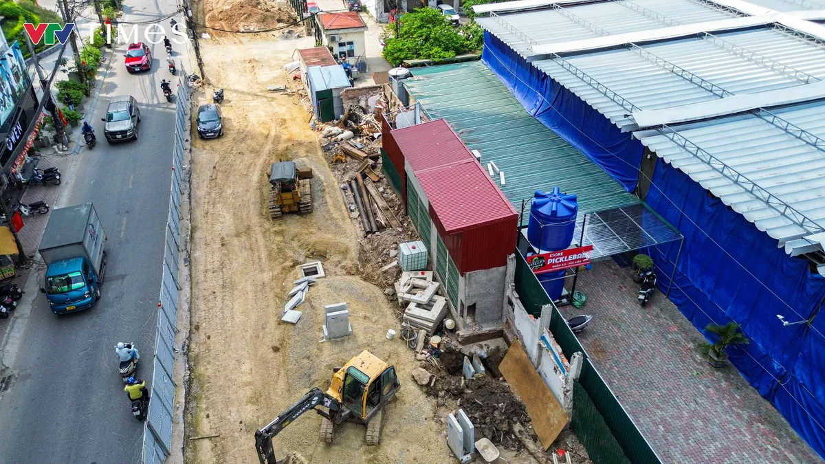 Cận cảnh loạt nhà siêu mỏng xuất hiện tại dự án mở rộng đường Nguyễn Tuân - Ảnh 2.