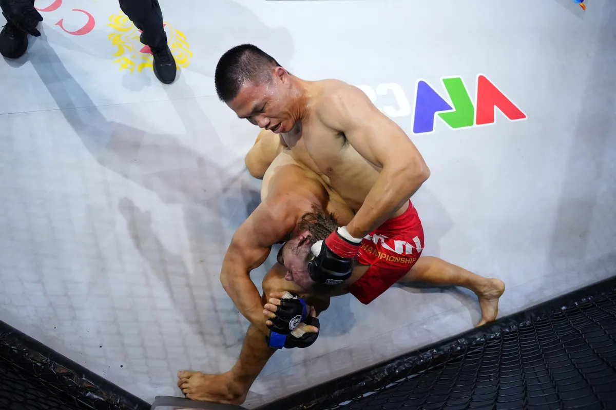 Vì sao thần sấm Zakhar Dmitrychenka phải ôm hận tại LION Championship 22? - Ảnh 2.