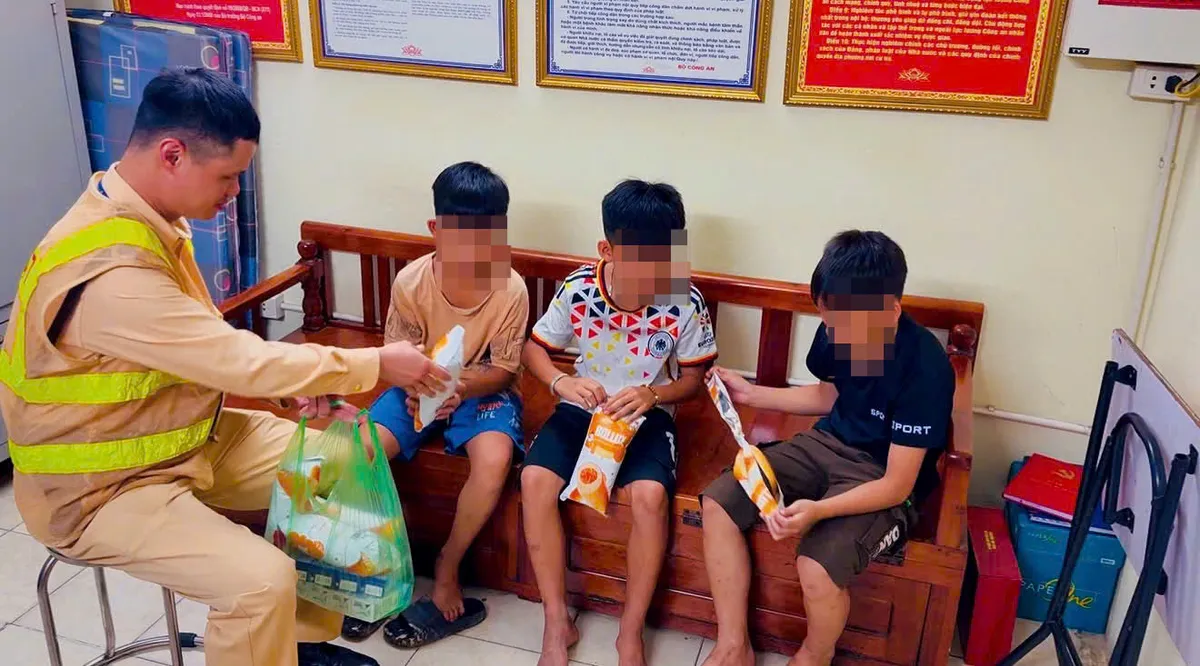 3 bé trai 10 tuổi đạp xe lạc 30km, CSGT Hà Nội giúp tìm người thân - Ảnh 1.