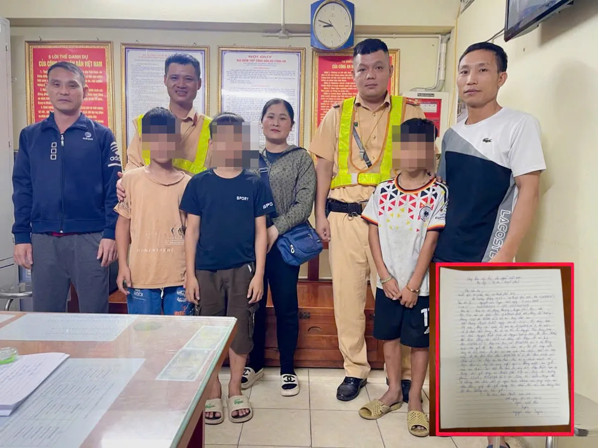 3 bé trai 10 tuổi đạp xe lạc 30km, CSGT Hà Nội giúp tìm người thân - Ảnh 2.