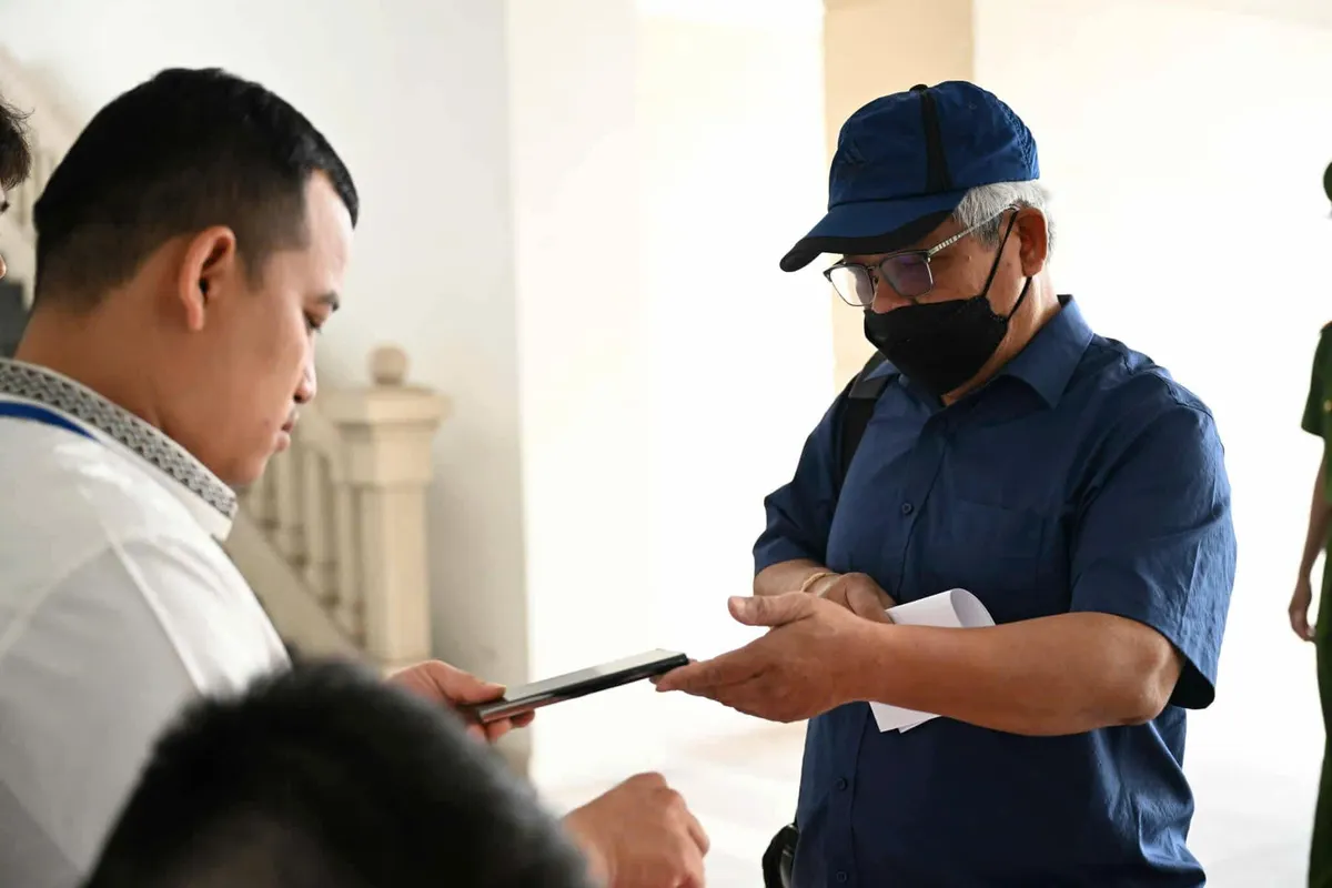 Hôm nay, Cựu Thứ trưởng cùng Chủ tịch Công ty Thái Dương hầu toà vụ khai thác trái phép đất hiếm - Ảnh 2.