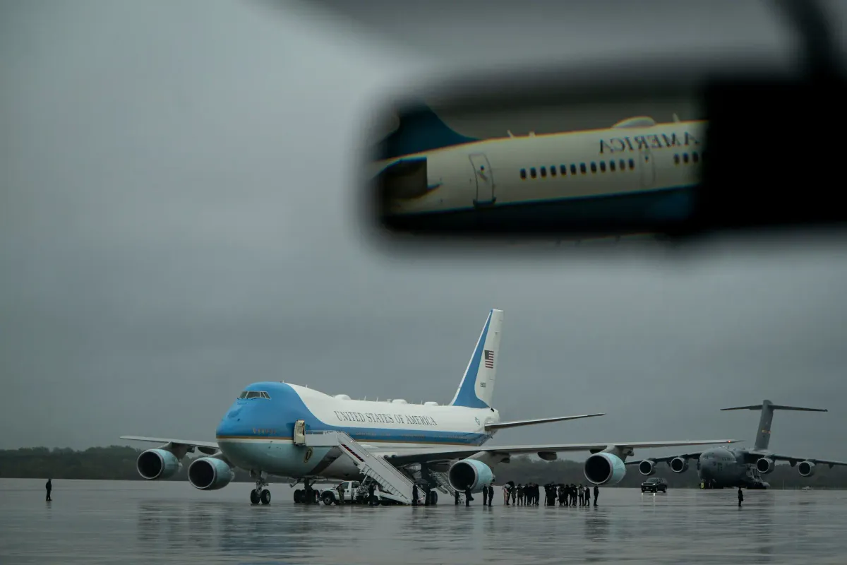 Tranh cãi việc ông Trump dùng quà tặng sang trọng của Qatar làm chuyên cơ Không lực Một - Ảnh 1.