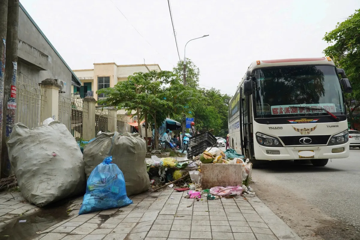 Khi bom ô nhiễm Đông Nam phát nổ, thành phố Thanh Hóa chìm trong hỗn loạn rác - Ảnh 1.