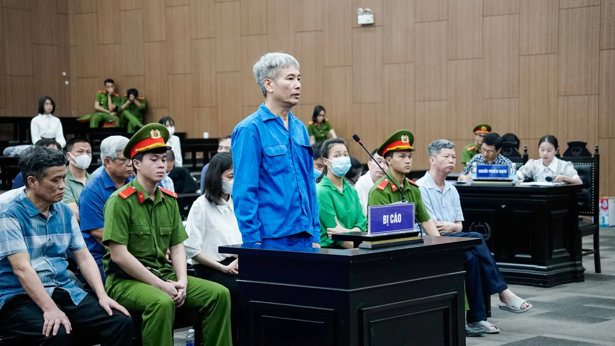 Xét xử vụ khai thác trái phép đất hiếm: Chủ tịch Công ty Thái Dương bị truy tố về 3 tội danh - Ảnh 25.