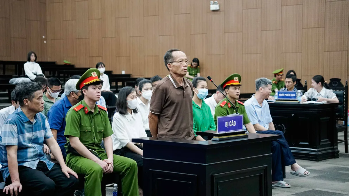 Xét xử vụ khai thác trái phép đất hiếm: Chủ tịch Công ty Thái Dương bị truy tố về 3 tội danh - Ảnh 30.