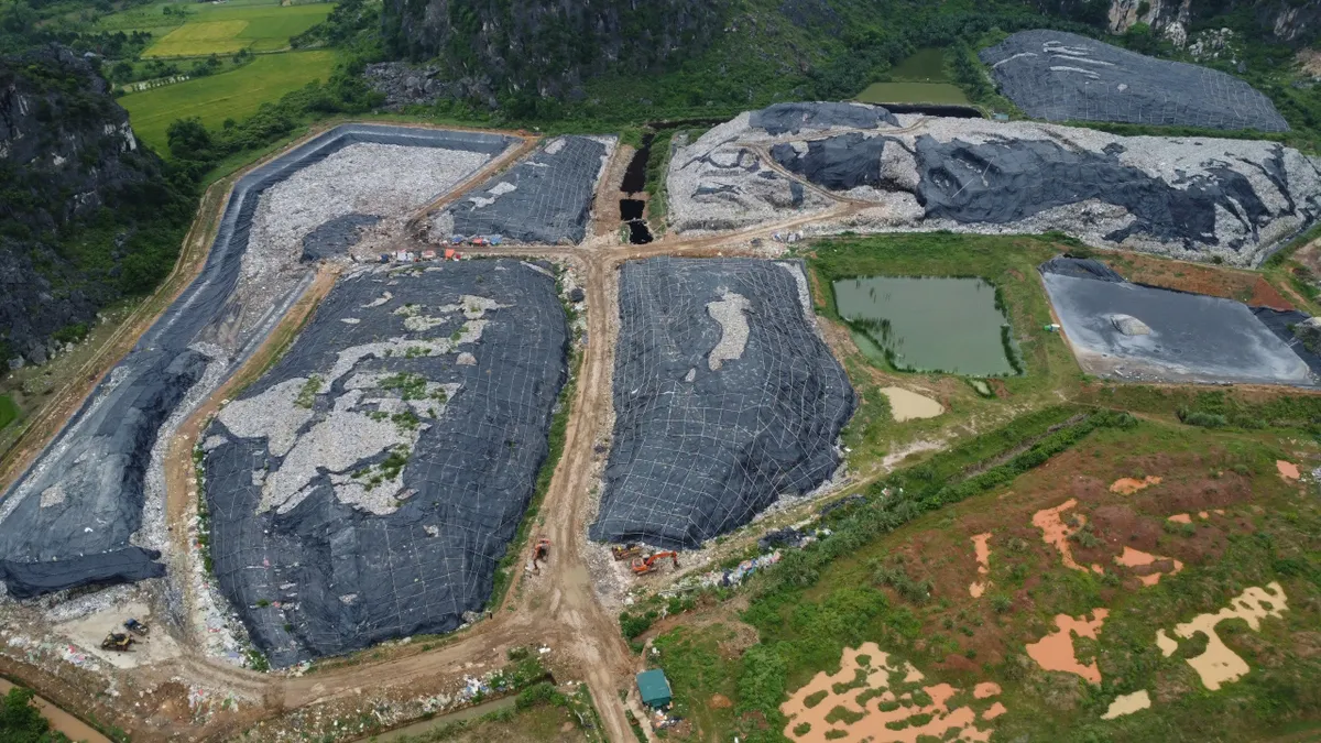 Khi bom ô nhiễm Đông Nam phát nổ, thành phố Thanh Hóa chìm trong hỗn loạn rác - Ảnh 4.