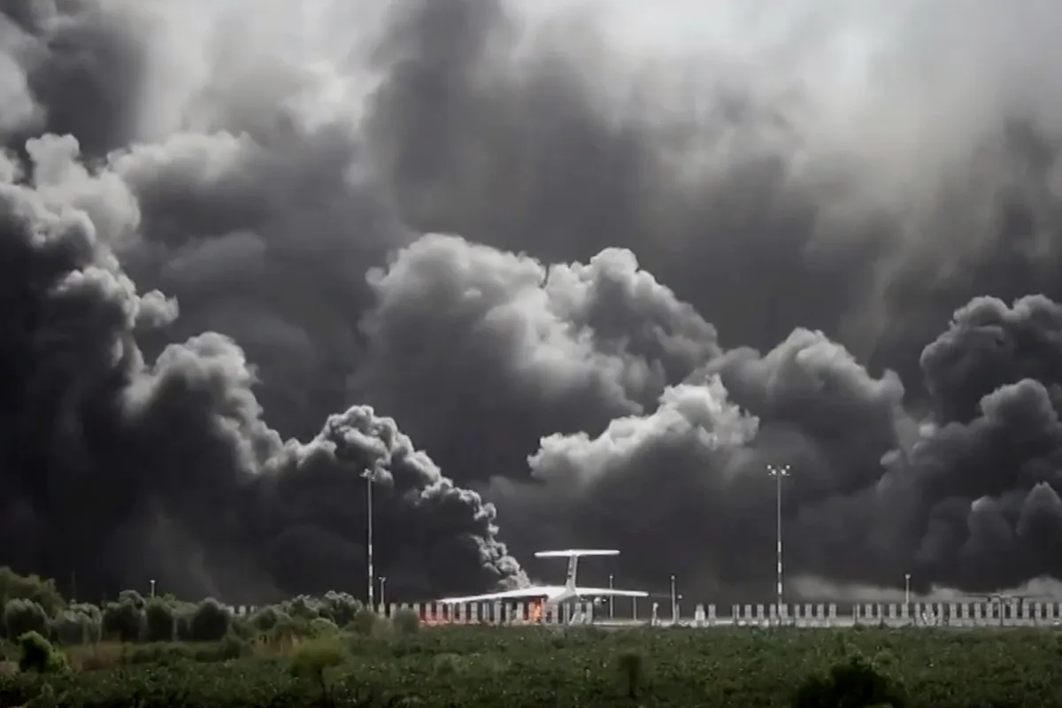 Israel tấn công Hodeidah và các khu vực cảng của Yemen - Ảnh 1.