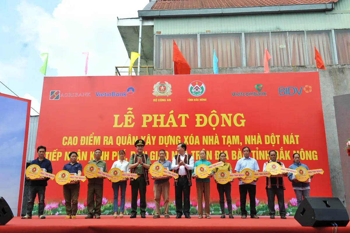Bộ Công an trao kinh phí 30 tỷ đồng hỗ trợ tỉnh Đắk Nông xoá nhà tạm, nhà dột nát - Ảnh 1.