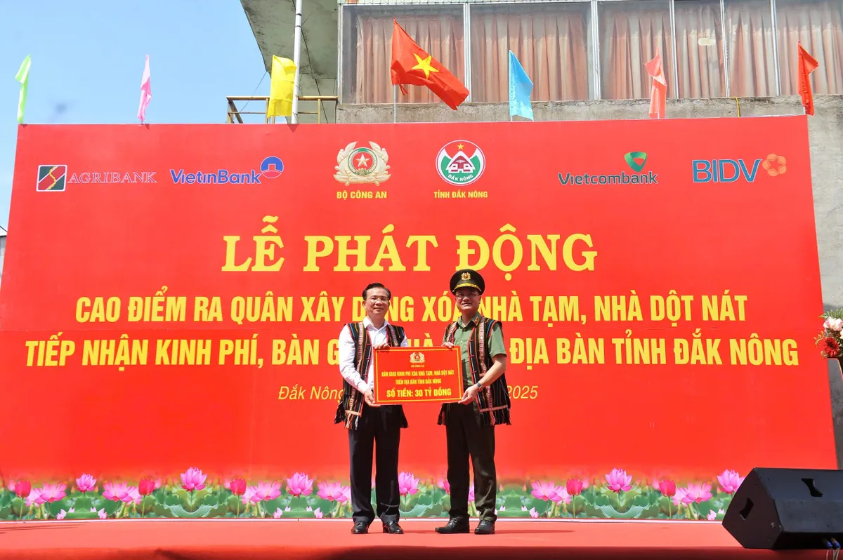 Bộ Công an trao kinh phí 30 tỷ đồng hỗ trợ tỉnh Đắk Nông xoá nhà tạm, nhà dột nát - Ảnh 2.