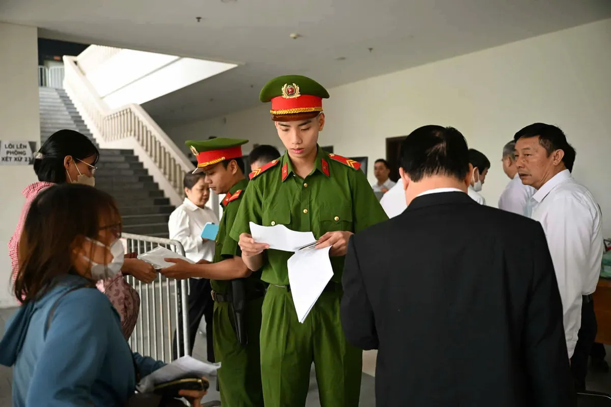 Hôm nay, Cựu Thứ trưởng cùng Chủ tịch Công ty Thái Dương hầu toà vụ khai thác trái phép đất hiếm - Ảnh 1.