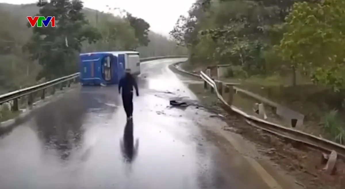 Phóng nhanh, vượt ẩu khi trời mưa, xe khách lật ngang, trượt dài trên quốc lộ - Ảnh 1.