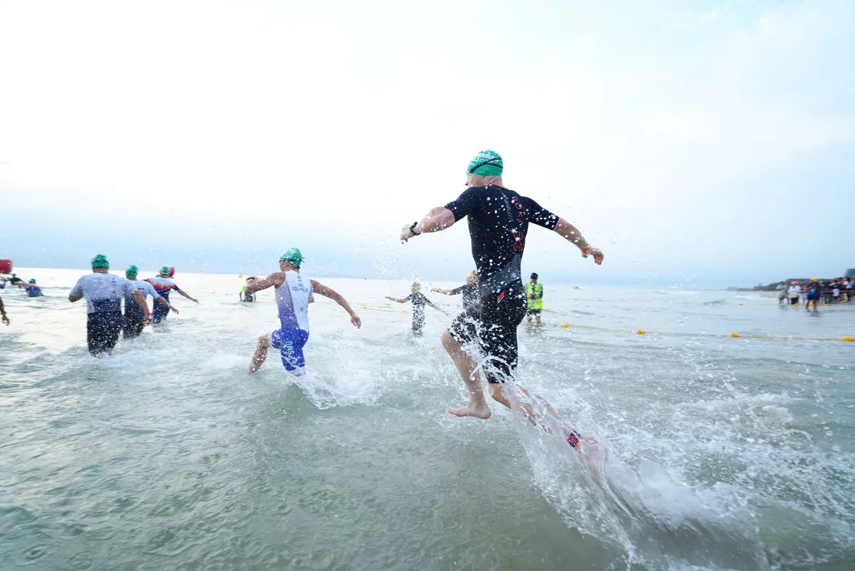 VĐV Việt Nam đoạt thành tích ấn tượng tại IRONMAN 70.3 Đà Nẵng 2025 - Ảnh 1.