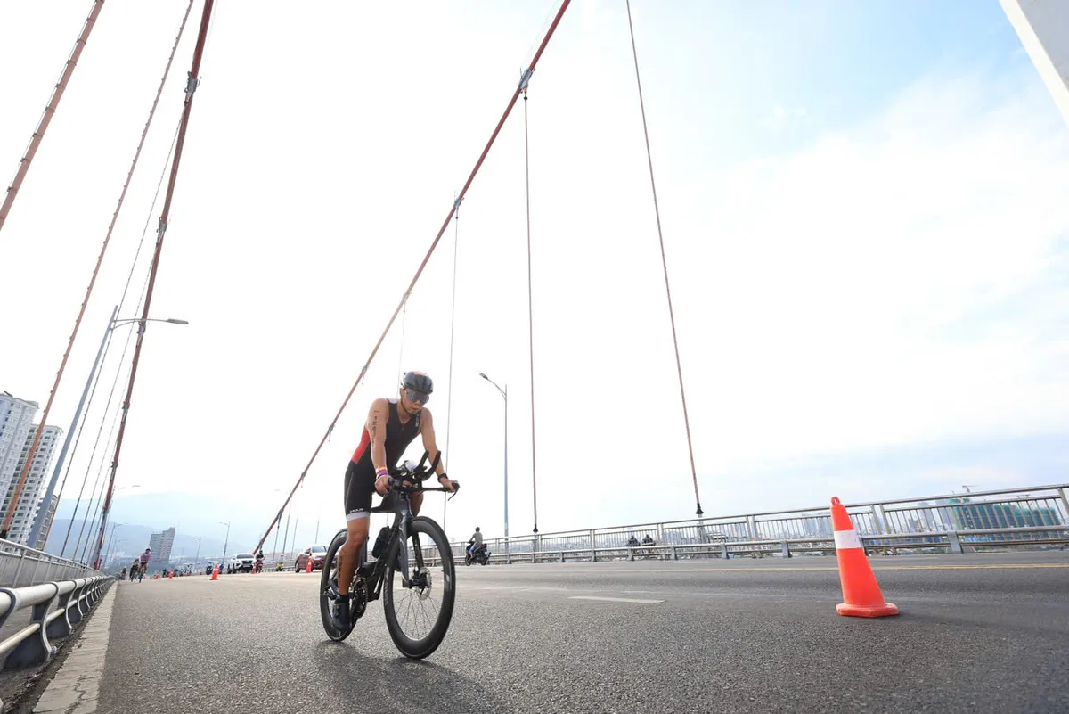 VĐV Việt Nam đoạt thành tích ấn tượng tại IRONMAN 70.3 Đà Nẵng 2025 - Ảnh 6.