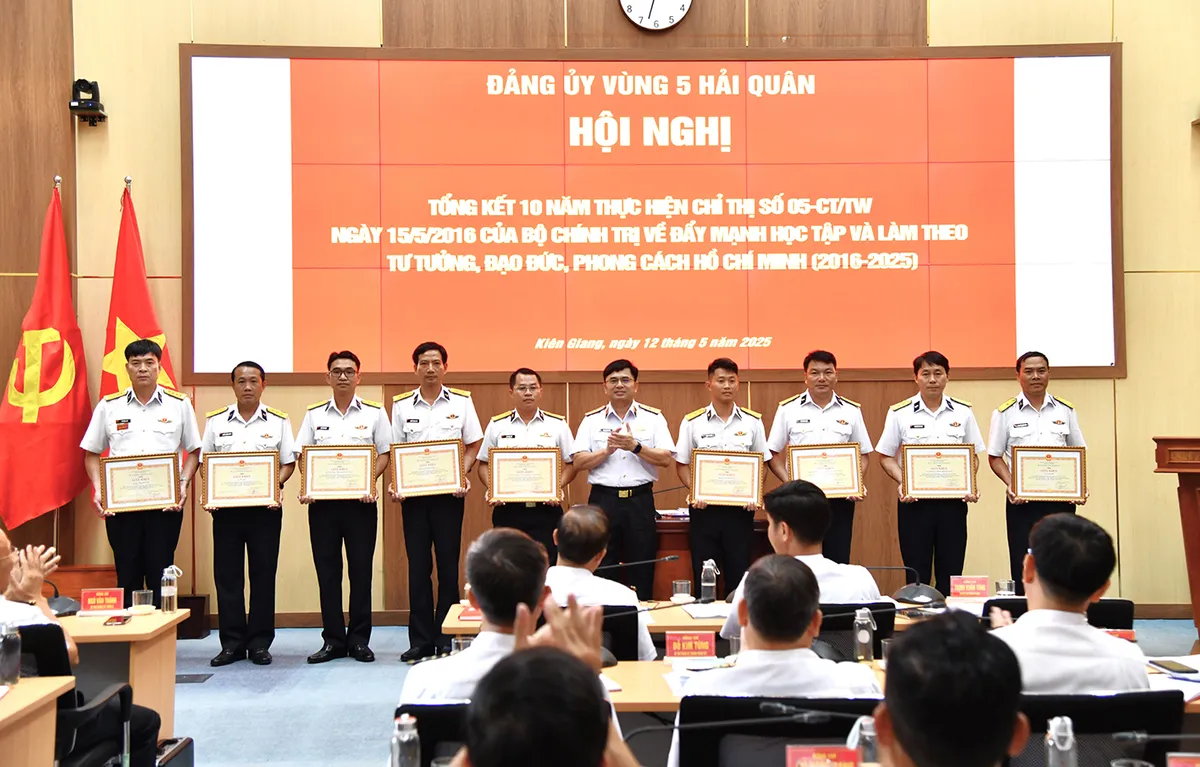 Vùng 5 Hải quân bám sát thực tiễn từ phong trào học tập và làm theo Bác - Ảnh 1.