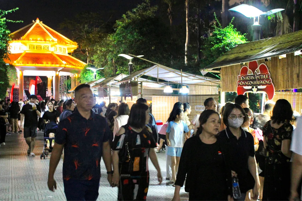 Đặc sắc các hoạt động chào mừng Lễ hội Hoa phượng đỏ 2025 tại Hải Phòng - Ảnh 5. Đặc sắc các hoạt động chào mừng Lễ hội Hoa phượng đỏ 2025 tại Hải Phòng - Ảnh 5.
