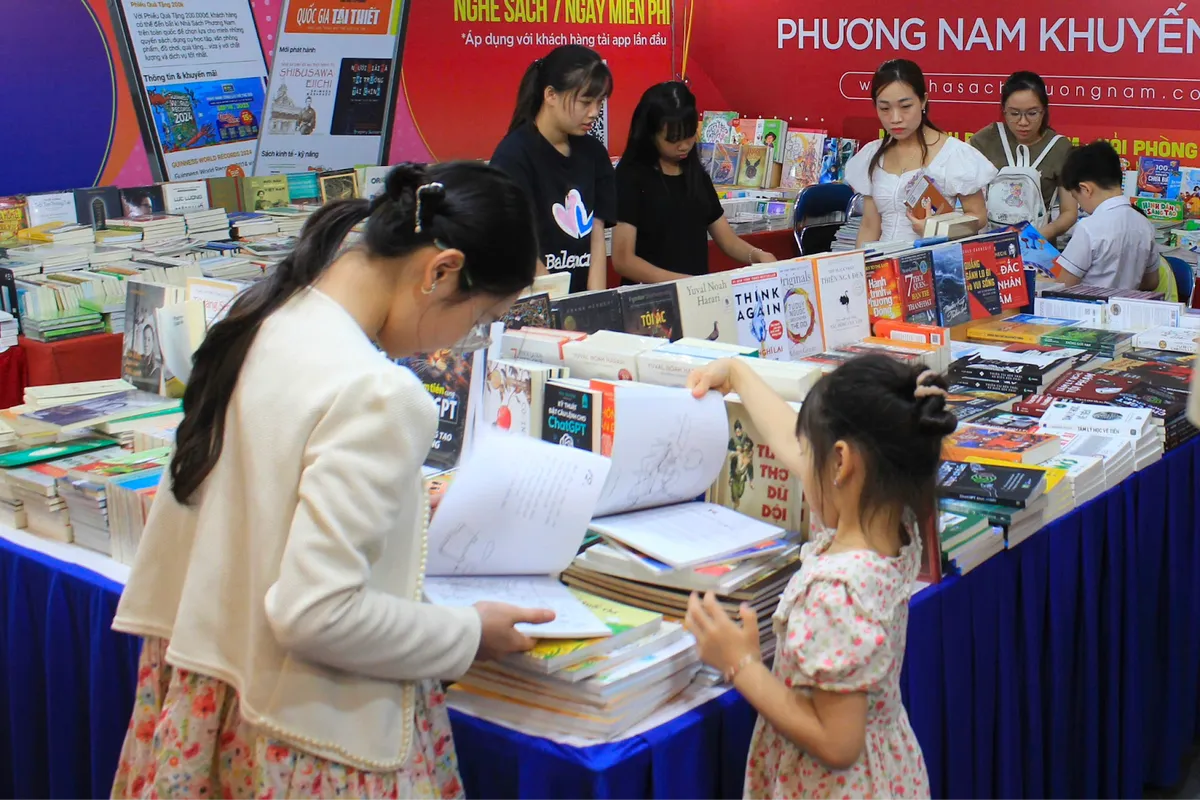 Đặc sắc các hoạt động chào mừng Lễ hội Hoa phượng đỏ 2025 tại Hải Phòng - Ảnh 7. Đặc sắc các hoạt động chào mừng Lễ hội Hoa phượng đỏ 2025 tại Hải Phòng - Ảnh 7.