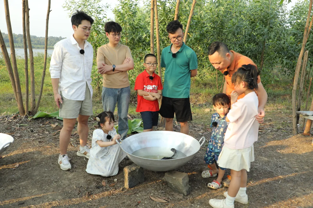 Nhạc sĩ Nguyễn Hải Phong lần thứ hai dẫn con tham gia Bố ơi, mình đi đâu thế? - Ảnh 4.